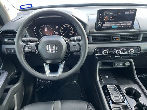 Used 2025 Honda Pilot Touring image 23