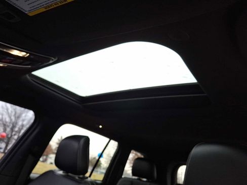 Used 2023 Jeep Grand Cherokee Altitude image 12