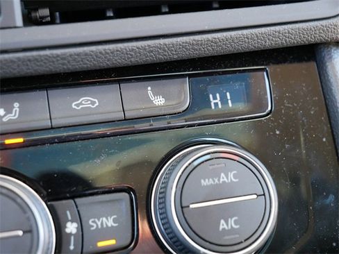 Certified 2024 Volkswagen Jetta SE image 33