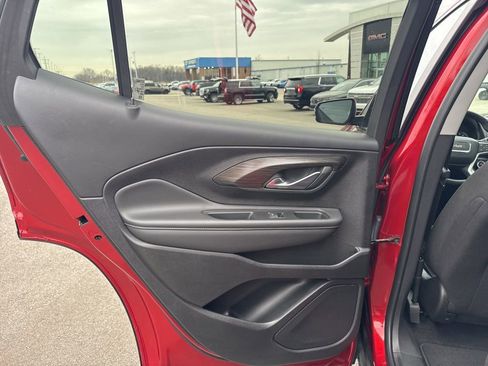 Used 2024 GMC Terrain SLE w/ Driver Convenience Package image 29