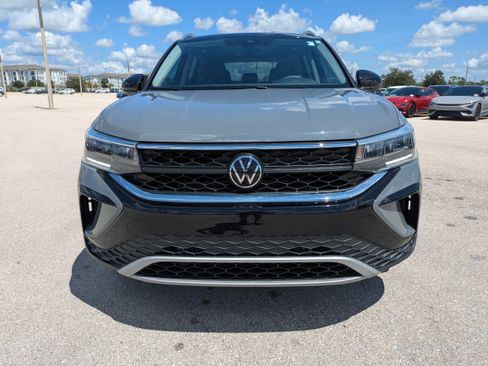 Used 2024 Volkswagen Taos SE w/ Panoramic Sunroof Package FWD image 9
