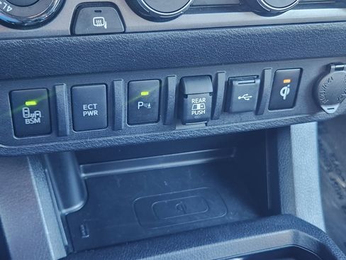 Used 2022 Toyota Tacoma TRD Off-Road w/ Technology Package image 25