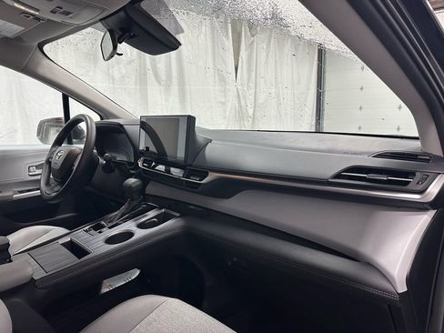 Used 2025 Toyota Sienna LE image 64