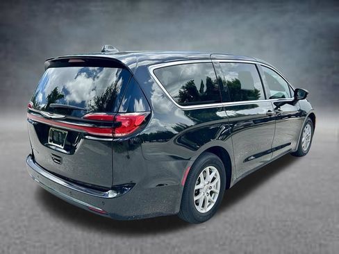 Used 2024 Chrysler Pacifica Touring-L FWD image 5