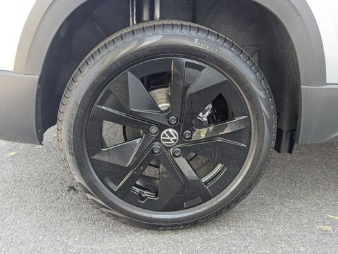 Certified 2025 Volkswagen Taos SE FWD image 22
