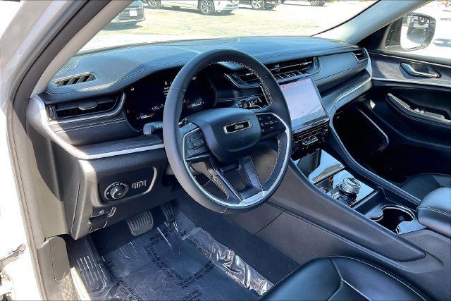Used 2023 Jeep Grand Cherokee Limited w/ Black Appearance Package AWD/4WD image 14