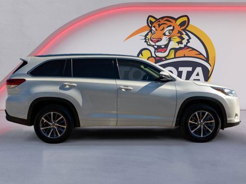 Used 2017 Toyota Highlander XLE image 4