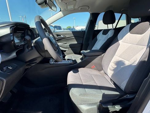 Used 2025 Chevrolet Trax LS w/ LS Convenience Package FWD image 12