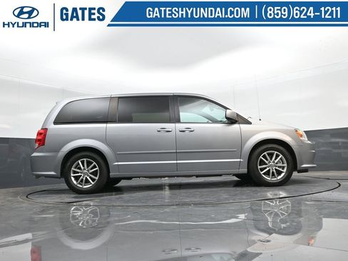 Used 2016 Dodge Grand Caravan SE image 36