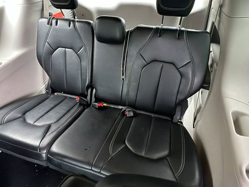 Used 2024 Chrysler Pacifica Touring-L image 23