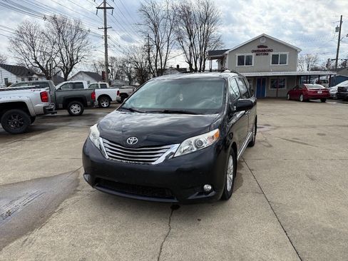 Used 2017 Toyota Sienna XLE Premium image 1