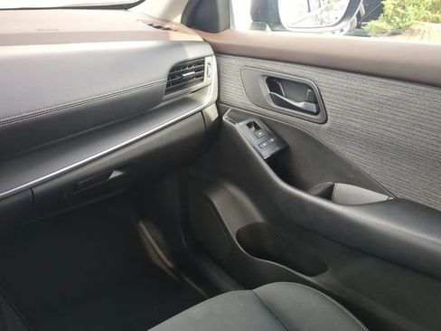 Used 2023 Nissan Rogue S image 18