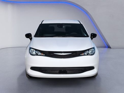 Used 2025 Chrysler Voyager LX image 8