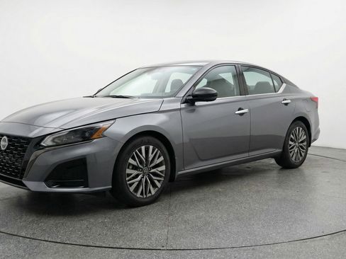 Used 2025 Nissan Altima 2.5 SV image 3