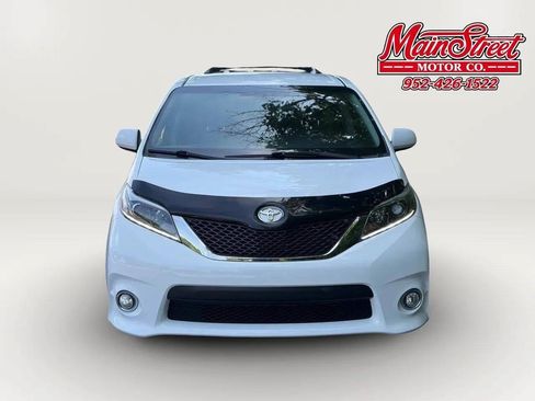 Used 2017 Toyota Sienna SE Premium FWD image 2