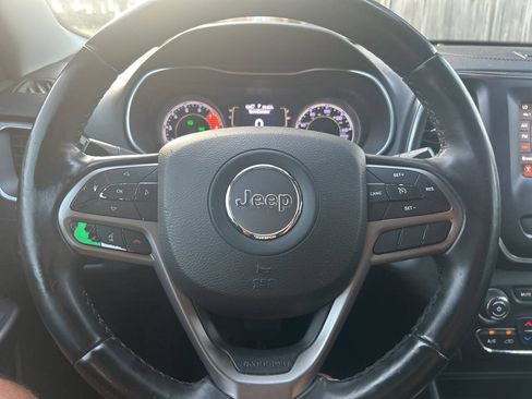 Used 2019 Jeep Cherokee Latitude Plus w/ Comfort/Convenience Group FWD image 27