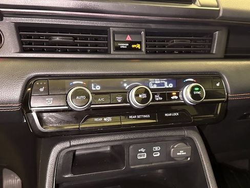 Used 2025 Honda Pilot TrailSport image 28