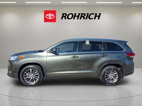 Used 2017 Toyota Highlander XLE image 2