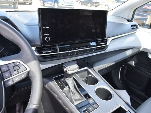 Used 2025 Toyota Sienna XLE FWD image 8