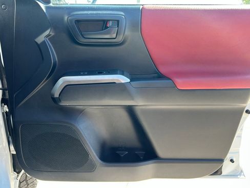 Used 2017 Toyota Tacoma SR5 AWD/4WD image 29