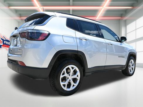 Used 2024 Jeep Compass Latitude AWD/4WD image 3