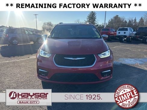 Used 2024 Chrysler Pacifica Pinnacle image 3