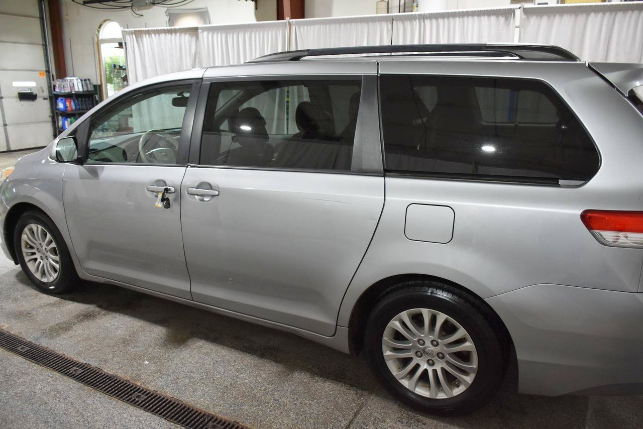 Used 2012 Toyota Sienna XLE FWD image 31