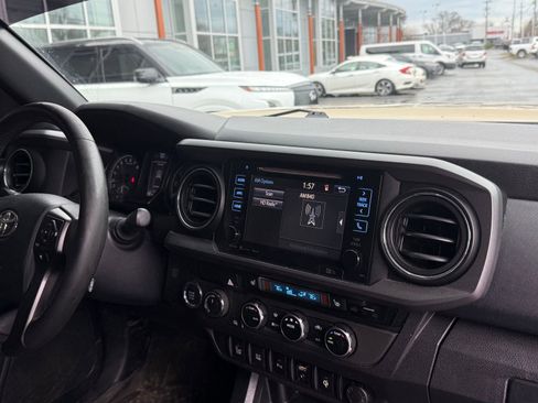 Used 2017 Toyota Tacoma TRD Off-Road w/ Premium & Technology Package image 9