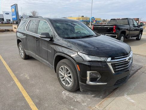 Used 2023 Chevrolet Traverse LT image 3