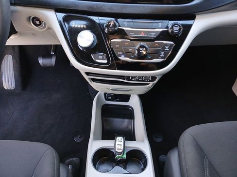 Used 2022 Chrysler Voyager LX image 36