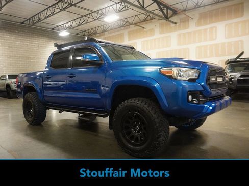 Used 2016 Toyota Tacoma TRD Sport image 1