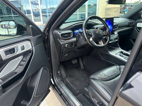 Used 2023 Ford Explorer Platinum w/ Technology Package AWD/4WD image 12