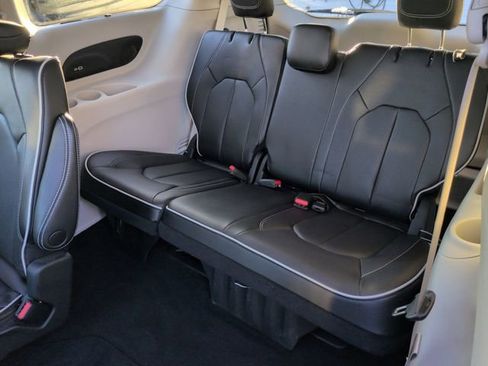 Used 2023 Chrysler Pacifica Limited image 26