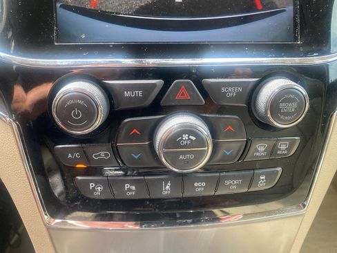 Used 2019 Jeep Grand Cherokee Overland AWD/4WD image 19