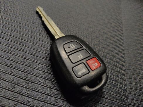 Used 2016 Toyota Camry SE image 32