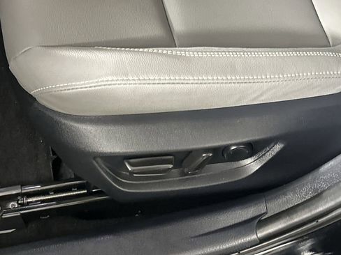 Used 2025 Toyota Camry SE w/ Convenience Package image 20