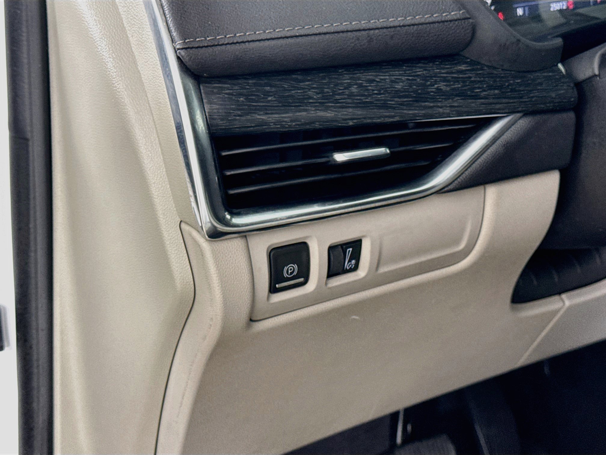 Used 2021 Cadillac XT4 Premium Luxury w/ Cold Weather Package FWD image 12