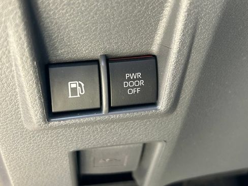 Used 2023 Toyota Sienna LE w/ LE Plus Package FWD image 27