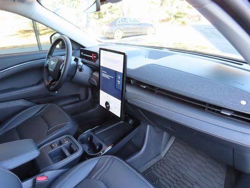 Used 2025 Ford Mustang Mach-E Premium image 18