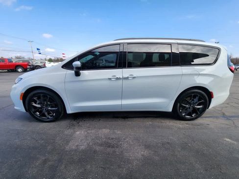 Used 2023 Chrysler Pacifica Touring-L w/ S Appearance Package image 6