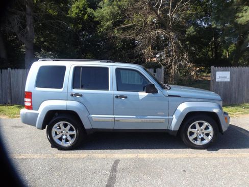 Used 2012 Jeep Liberty Sport image 9