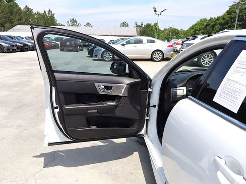 Used 2011 Jaguar XF RWD image 32