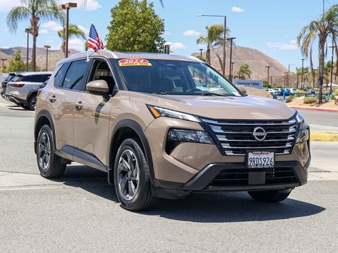 Used 2024 Nissan Rogue SV w/ SV Premium Package FWD image 2