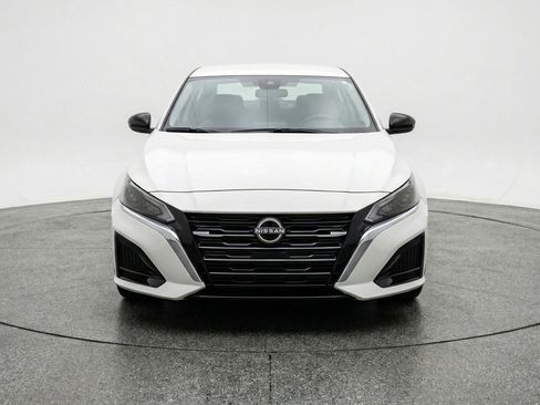 Used 2025 Nissan Altima 2.5 SV FWD image 2