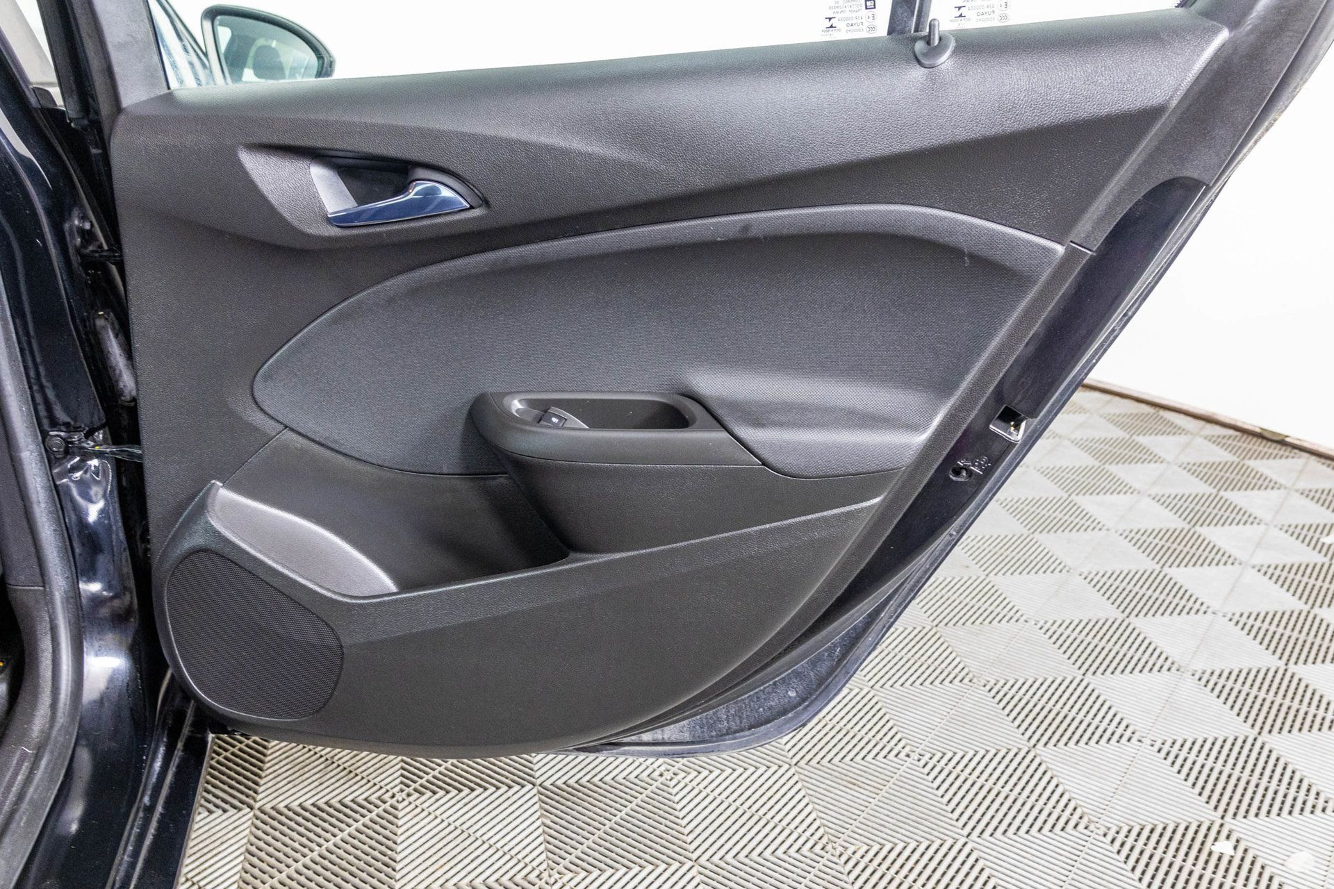 Used 2017 Chevrolet Cruze LS FWD image 39