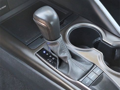 Used 2024 Toyota Camry SE image 15