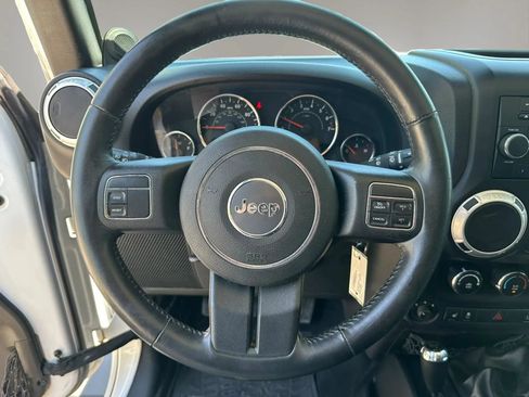 Used 2014 Jeep Wrangler Unlimited Sahara w/ Dual Top Group AWD/4WD image 19