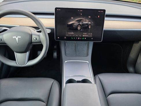 Used 2024 Tesla Model Y Long Range AWD/4WD image 16