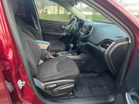 Used 2019 Jeep Cherokee Latitude w/ Popular Appearance Group image 28