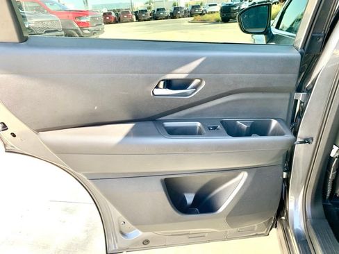 Used 2022 Nissan Pathfinder SV FWD image 16